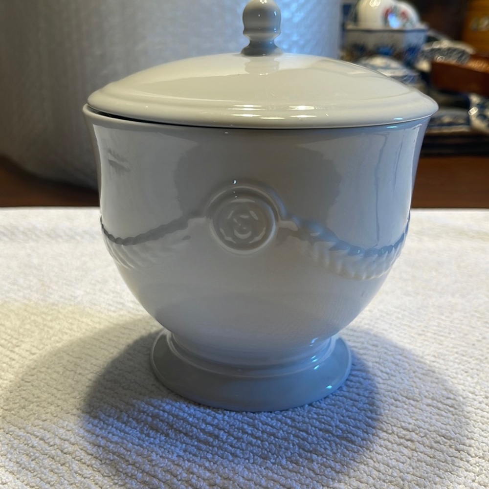 Porcelain jar with lid